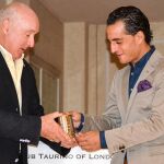 Andrew Moore, vicepresidente del Club Taurino de Londres, entrega a Fandiño