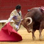 El diestro de Beziers se estira por bajo en los compases iniciales de su faena al cuarto toro de Alcurrucén de la tarde