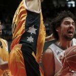El base del Real Madrid Sergio Llull (d), avanza con el balón durante el partido correspondiente a la decimoquinta jornada de la Liga ACB