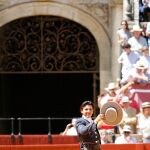 Ventura saluda tras cortar las dos orejas del segundo, con la Puerta del Príncipe cerrada a su espalda