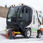 Una máquina quitanieves retira la nieve caída durante la noche y a primeras horas de la mañana de las calles de Ávila