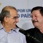 Humberto de la Calle (i) y el general del Ejército colombiano Javier Alberto Flórez (d), el sábado pasado en La Habana