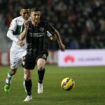 El defensa portugués del Málaga Vitorino Antunes conduce el balón ante el centrocampista marroquí del Elche Fayçal Fajr