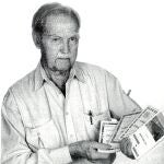 Gustaf Kamstedt con un muestrario de las guías que le hicieron célebre.