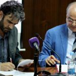 José Tomás junto a su médico personal, Rogelio Pérez Cano, en el momento de la firma del convenio