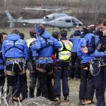 Polícias frances y gendarmen alpinos se preparan para iniciar los trabajos de rescate