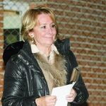 Esperanza Aguirre, leyó su nota ante los medios