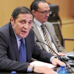 El consejero de Sanidad, Antonio Sáez Aguado, durante su explicación de este nuevo Plan de Ordenación