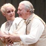 Mario Gas y Vicky Peña, como el patriarca de la familia protagonista y su esposa, en un momento de la función
