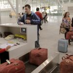 La subida de estas tarifas, que pagan las aerolíneas por el uso de los aeropuertos y que suelen repercutir en los billetes de avión, será en 2014 del IPC más un punto.
