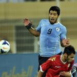 El delantero uruguayo Luis Suárez pelea por el control del balón con el jugador de Omán, Ali AlBusyydy