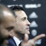 El presidente del Valencia cf, Amadeo Salvo (d) junto al nuevo entrenador del equipo, el portugués Nuno Espiritu Santo.
