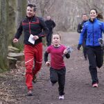 La pequeña Isabella corre por delante de sus padres, los príncipes de Dinamarca.