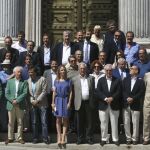 Foto de familia de la diputada del PP Cayetana Álvarez de Toledo (c), junto a Mario Vargas Llosa (c-d), y algunos de los firmantes del manifiesto fundacional de Libres e Iguales.