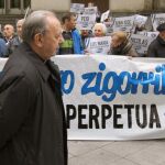 El obispo Uriarte, pasa ante una concentración convocada por el colectivo de apoyo a presos de ETA, Herrira, en una imagen de archivo.