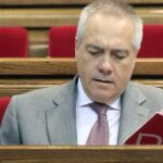 El líder del PSC, Pere Navarro, repasa unos papeles en un momento de la sesión de control del Parlament.