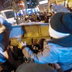 Varios jóvenes durante los incidentes registrados tras la concentración "Rodea el Congreso"
