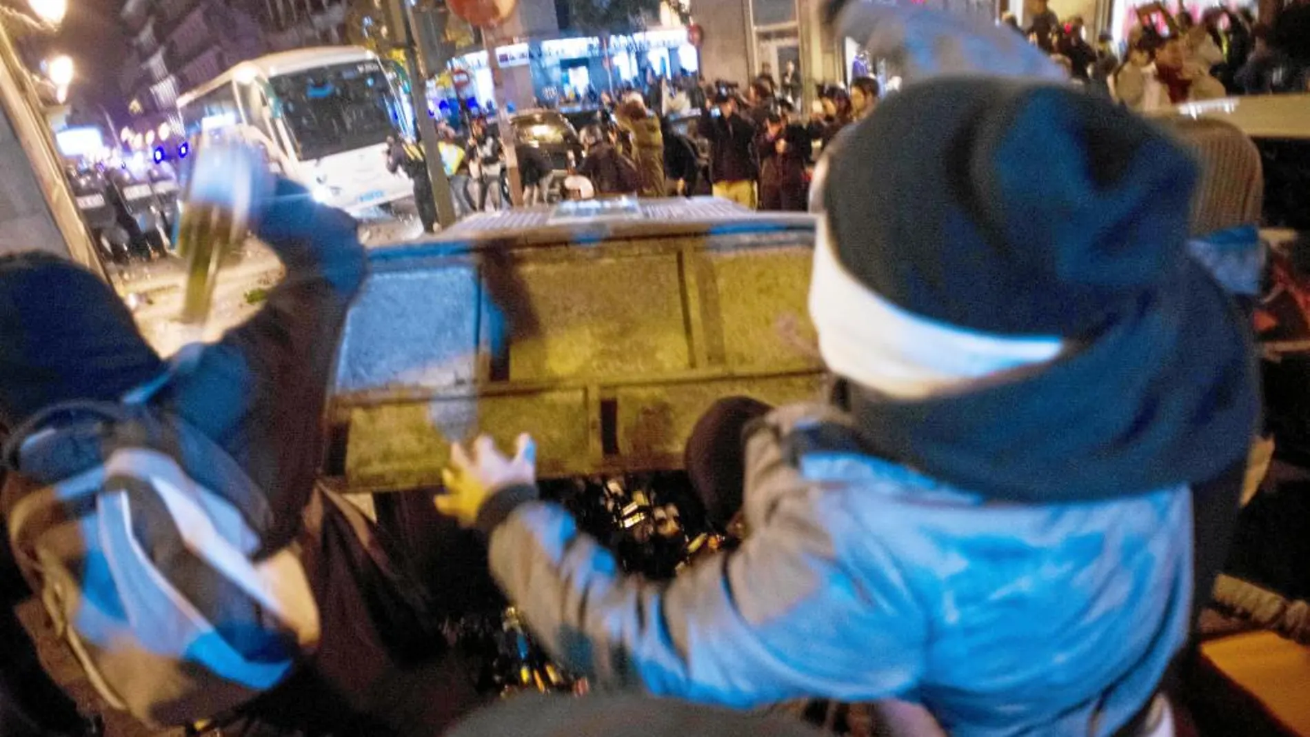 Varios jóvenes durante los incidentes registrados tras la concentración "Rodea el Congreso"