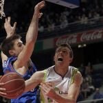 El escolta Ryan Toolson (d), del Unicaja, intenta superar al ala-pívot Xavi Rabaseda (i), del Tuenti Móvil Estudiantes
