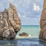 Roca en la playa de Petra tou Romiou
