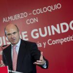 El ministro de Economía, Luis de Guindos, durante su participación hoy en Málaga en un almuerzo-coloquio.