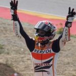 El piloto español Marc Márquez celebra su victoria en la carrera final de MotoGP en el Gran Premio de Aragón de motociclismo que se ha celebrado hoy en el circuito de Motorland en Alcañiz