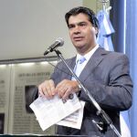 El jefe del Gabinete argentino, Jorge Capitanich, hace trizas dos páginas del diario Clarín, lunes 2 de febrero de 2015, en una rueda de prensa tras denunciar una "confrontación política"de "medios opositores"