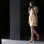 Un mar de lentejuelas en espiga conforma este vestido multicolor enriquecido con unas hombreras de piel de mapache.