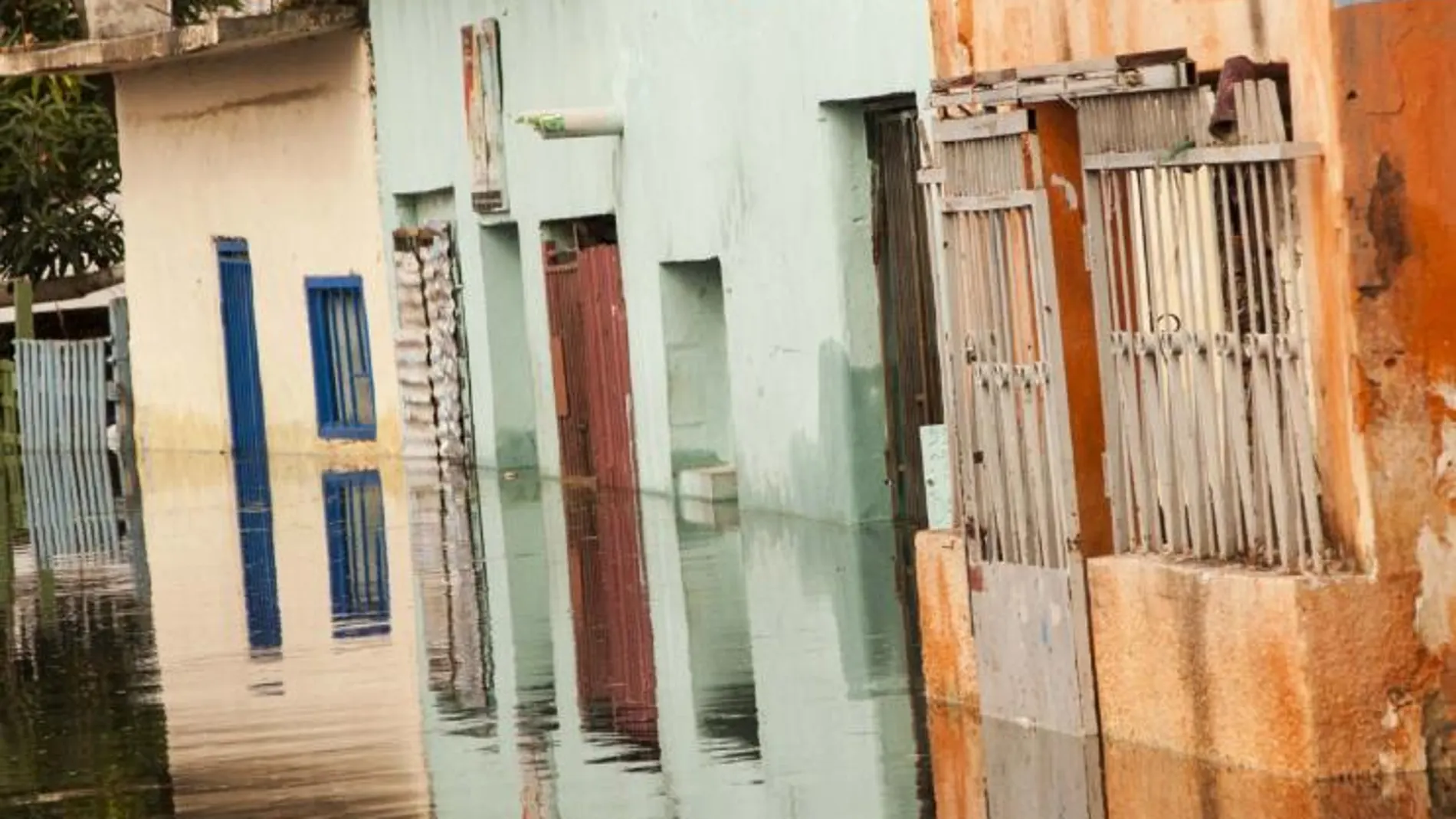 Fotografía tomada este, 8 de julio de 2014, de una calle del barrio, la Chacarita, en Asunción (Paraguay).