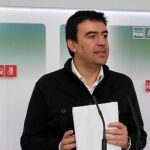 El «número dos» del PSOE-A, Mario Jiménez, ayer en la sede regional del partido