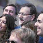 Rajoy, ayer, rodeado de jóvenes, a su llegada al colegio electoral Bernadette de Aravaca (Madrid), donde ejerció su derecho al voto