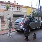 El dueño del inmueble asaltado, Óscar Labie, hablando ayer con unos vecinos frente a su casa