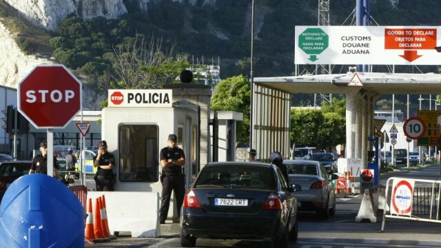 La UE toma nota de las denuncias de España y pide investigar el contrabando de tabaco en Gibraltar