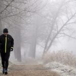 Un hombre corre junto a la orilla del Canal de Castilla en Valladolid
