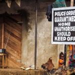 Imagen de archivo de octubre del pasado año, de un cartel advirtiendo de la cuarentena, en Port Loko, Sierra Leona