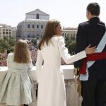 La Familia Real a los españoles congregados en la Plaza de Oriente