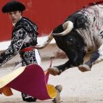 Miguel Abellán en el saludo a uno de sus toros en Pamplona