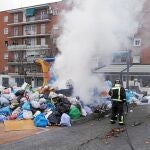 Los Bomberos tuvieron que acudir ayer a la Plaza de la Hispanidad