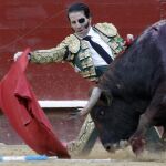 Padilla torea de rodillas la pasada Feria de Fallas