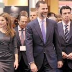 Don Felipe y doña Letizia visitan el expositor de Castilla y León acompañados por la consejera Alicia García, el ministro Soria y Álvarez del Manzano