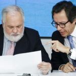 Miguel Arias Cañete y Carlos Floriano durante la reunión hoy del Comité Ejecutivo Nacional del partido.