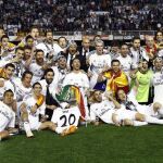 Los jugadores del Real Madrid con el trofeo de la Copa del Rey