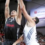 Bourousis pugna por un rebote con Zirbes