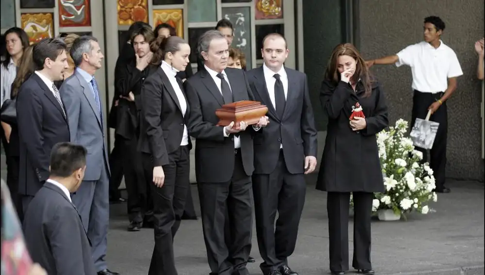 Antonio Morales con las cenizas de su esposa Rocío Dúrcal.