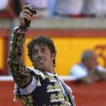 Escribano saluda tras cortar una oreja el pasado San Fermín