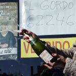 La lotera de la administración número 8 de la localidad madrileña de Leganés, María Luisa Ron Sánchez, celebra el Gordo