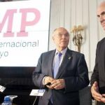 Luis de Guindos junto al rector de la UIMP, Cesar Nombela, al comienzo del encuentro 'La Europa que deja la crisis' hoy en el Palacio de la Magdalena de Santander.