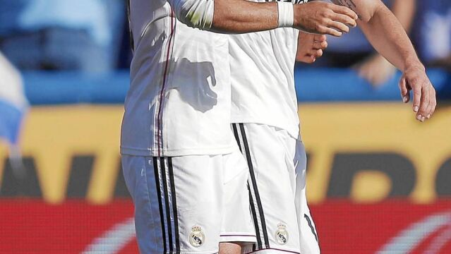 "Chicharito"celebra un gol con su compañero James Rodríguez