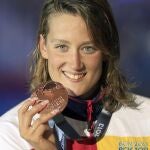 Mireia Belmonte muestra la medalla de bronce conseguida en la final de 200 m estilos individual femenino de los Campeonatos del Mundo de Natación
