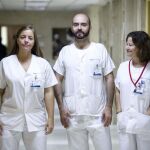 Marta Arsuaga Vicente,iz., Fernando de la Calle y María del Mar Lago Nuñez, integrantes del equipo médico que atiende a la auxiliar de enfermería contagiada por ébola, Teresa Romero